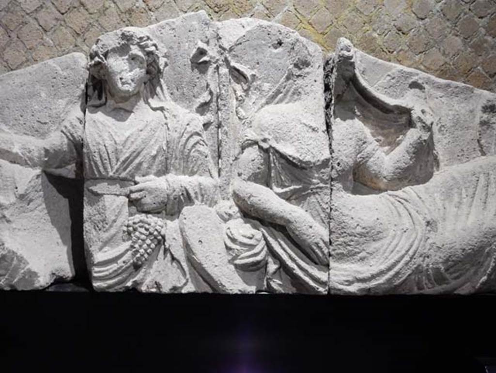 Tempio dionisiaco in località Sant’Abbondio di Pompei. May 2018 in Antiquarium. Dionysus with grapes and Ariadne lifting her veil.
Photo courtesy of Buzz Ferebee.
