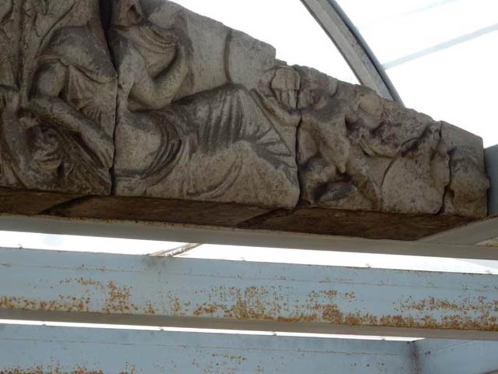 Tempio dionisiaco in località Sant’Abbondio di Pompei. May 2018. Pediment in temple with Ariadne, cupid and swan.
Photo courtesy of Buzz Ferebee.

