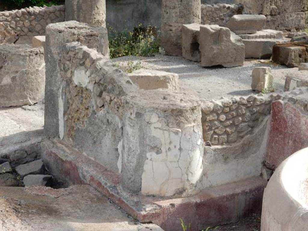 Tempio dionisiaco in località Sant’Abbondio di Pompei. May 2018. Column and plaster in south-west corner.
Photo courtesy of Buzz Ferebee.
