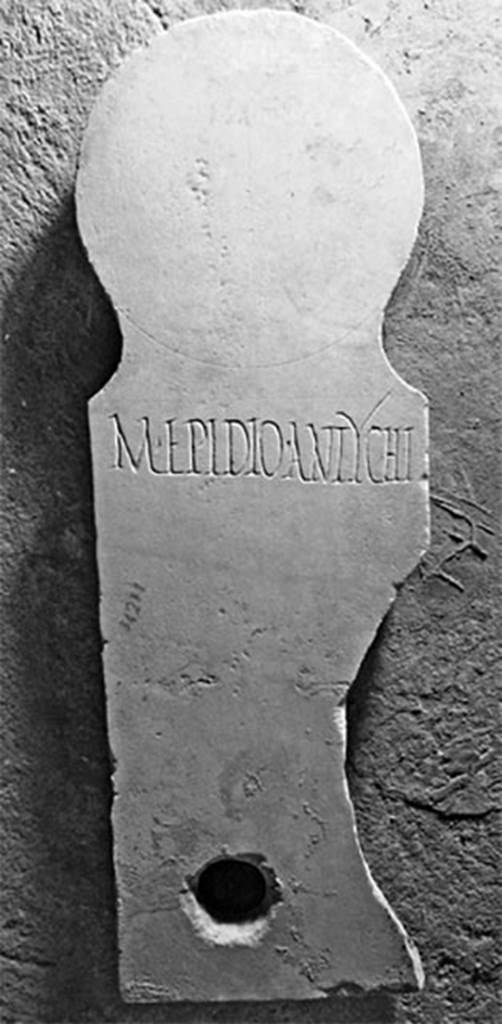Pompeii Fondo Azzolini. Tomb 104a: M. Epidius Antychus.
Columella with inscription

M EPIDIO ANTYCHI

M(arco) Epidio Antychi

In NdS this is referred to as M. Epidio Antycho
See Notizie degli Scavi di Antichità, 1916, 301ff, t104a.
Photo © Umberto Soldovieri.
