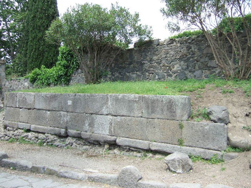 HGE04 Pompeii. May 2006. Front half of tomb, looking north west, showing wall that cuts across the tomb.