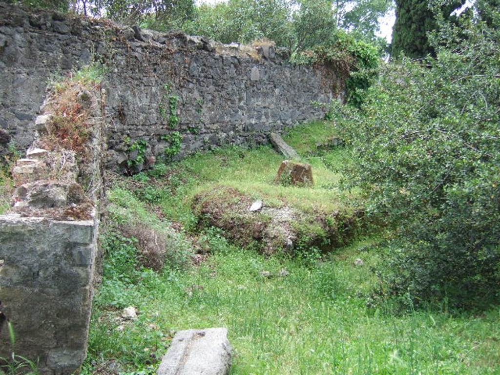 HGE04 Pompeii. May 2006. Rear half of tomb behind wall and to west of Tomb HGE02.
