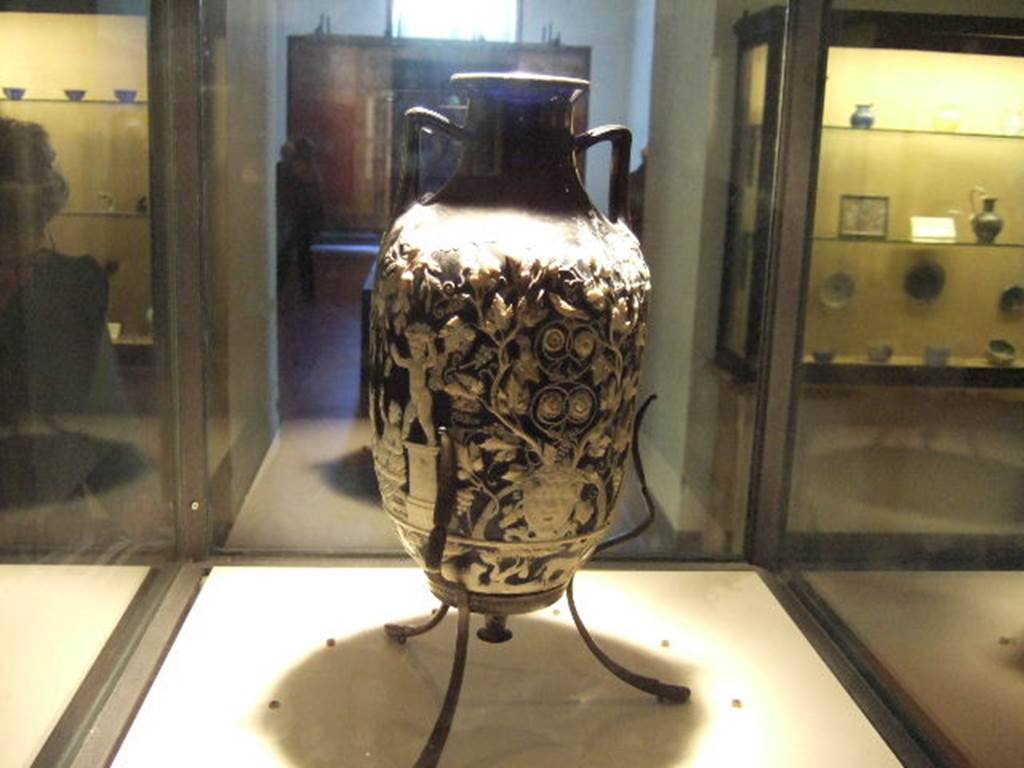 HGE08 Pompeii. Blue vase from tomb. Side 2 view. Now in Naples Archaeological Museum.  Inventory number 13521.