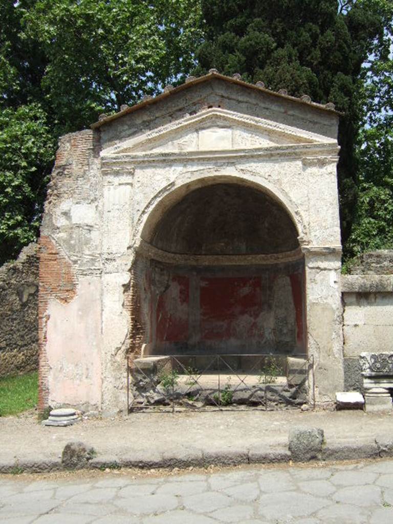 HGE09 Pompeii. May 2006. The tomb is a half round niche under an aedicula facade. It contains a seat and there is no obvious place for a burial and there are no finds.
According to Kockel it is either:
- A public seat built by a rich person.
- A Cenotaph with no provision for a burial.
- A burial place with the urn as yet to  be found under the seat.
The context in which it stands leads him to favour it being a cenotaph or burial place.
See Kockel V., 1983. Die Grabbauten vor dem Herkulaner Tor in Pompeji. Mainz: von Zabern. (p. 161).
