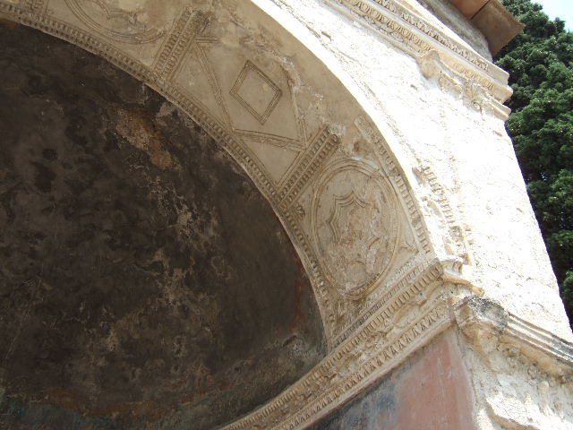 HGE09 Pompeii. April 2014. Detail of stucco ornament on left side of curved ceiling. Photo courtesy of Klaus Heese.