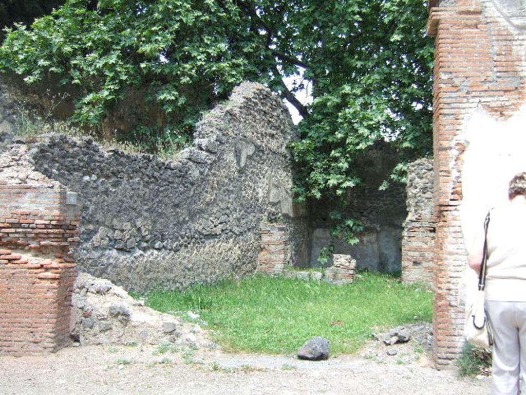 HGE10 Pompeii. May 2006. Looking north-east to entrance doorway, with remains of counter or podium, on left.