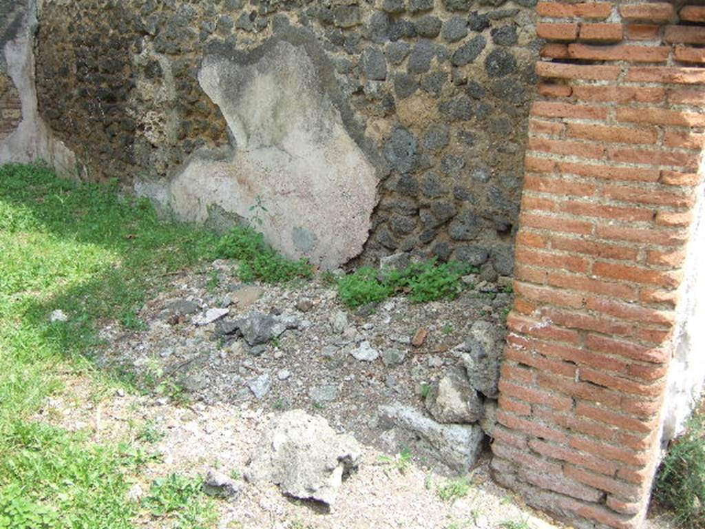 HGE10 Pompeii. May 2006. Right side of entrance doorway.