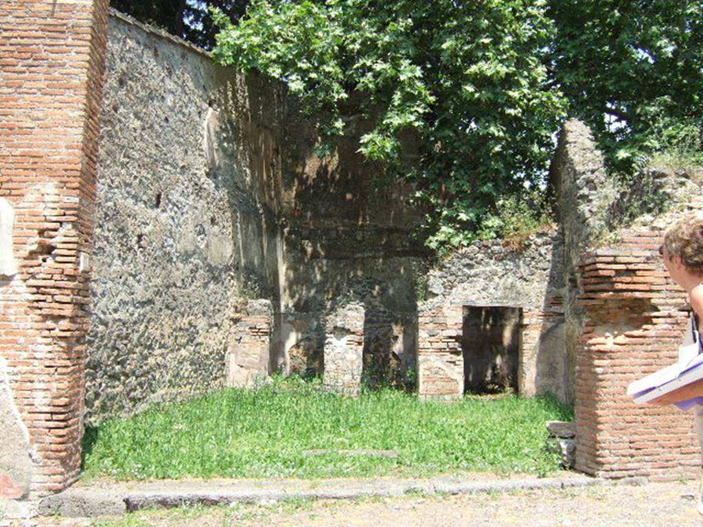 HGE11 Pompeii. May 2006. Looking north-east towards entrance doorway.
