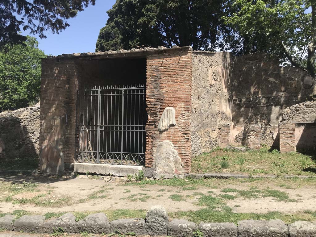 HGE11 Pompeii, on right. April 2019. Looking towards north wall of workshop.
On the left is the entrance to the Villa of Mosaic Columns, HGE12. Photo courtesy of Rick Bauer.
