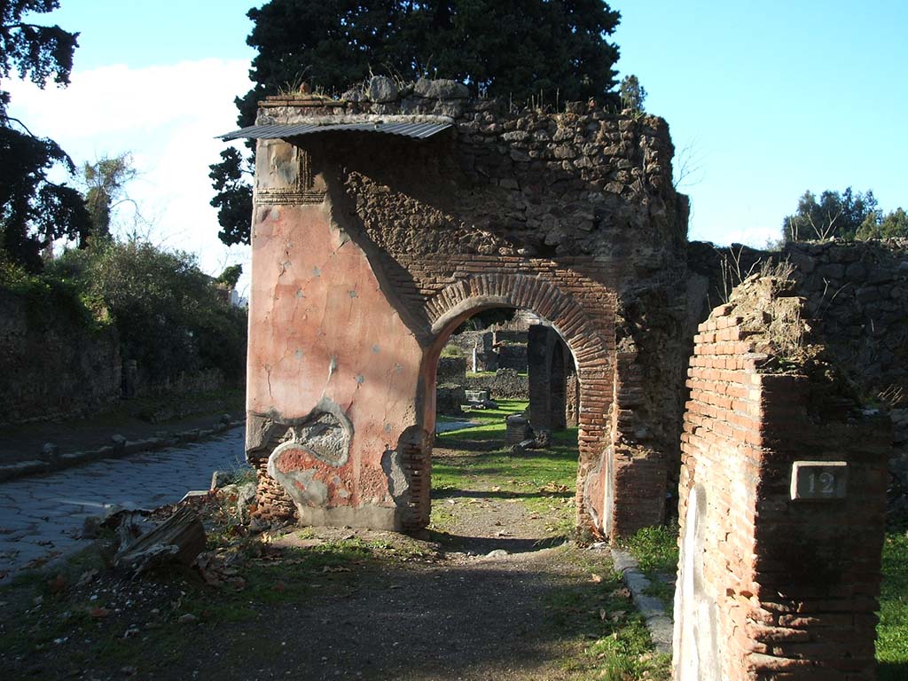 HGE13 Pompeii. December 2004. Looking north along Via dei Sepolcri from outside entrance.
Despite the number 12 plaque both Eschebach and Kockel show this as HGE13.
