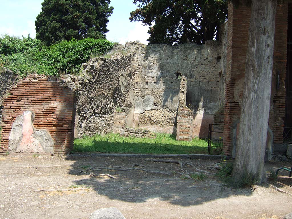 HGE13 Pompeii. May 2006. Looking north-east to entrance doorway.
