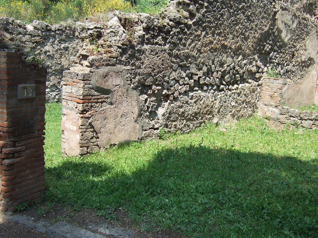 HGE13 Pompeii. May 2006. North wall of shop, with doorway to HGE14.