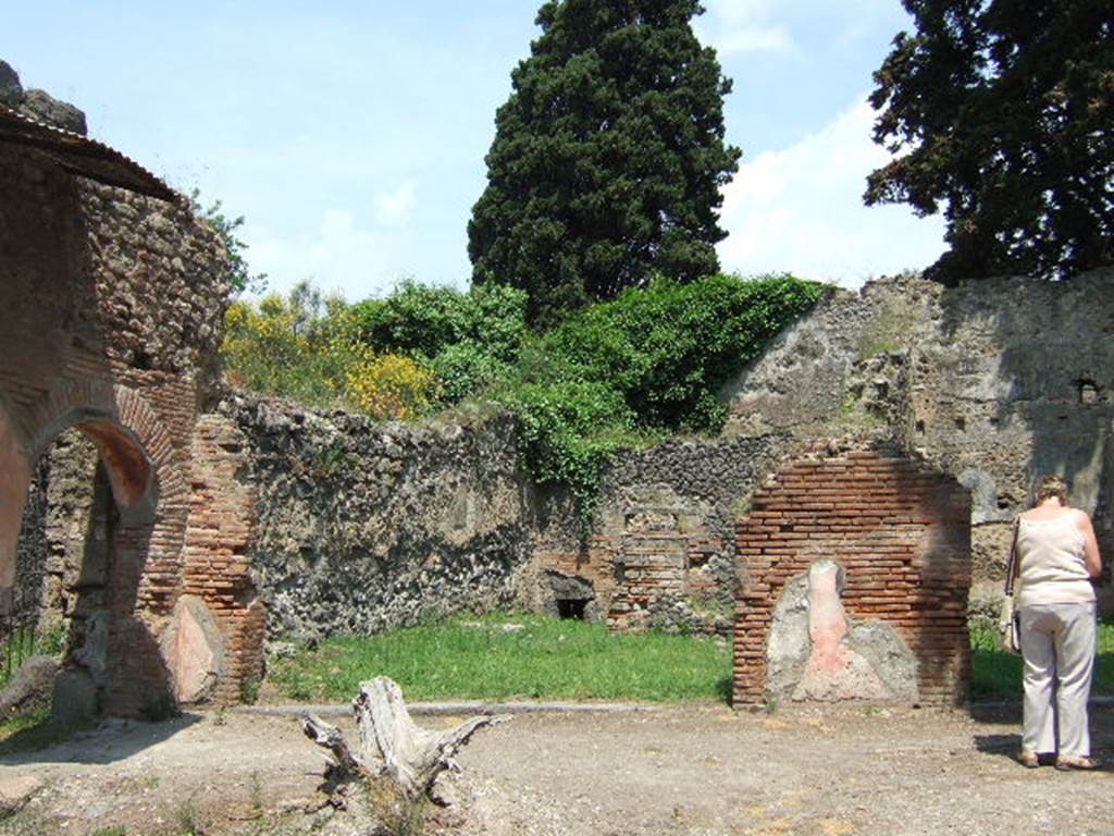 HGE14 Pompeii. May 2006. Looking north-east towards entrance on Via dei Sepolcri.