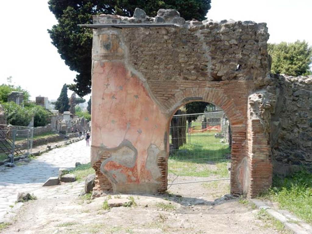 HGE14 Pompeii. May 2015. Looking north on east side of Via dei Sepolcri, east side
Photo courtesy of Buzz Ferebee.

