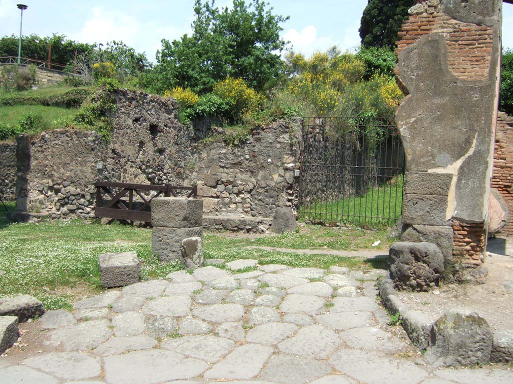 HGE15 Pompeii. May 2006. Ramp leading to entrance doorway from Via dei Sepolcri.