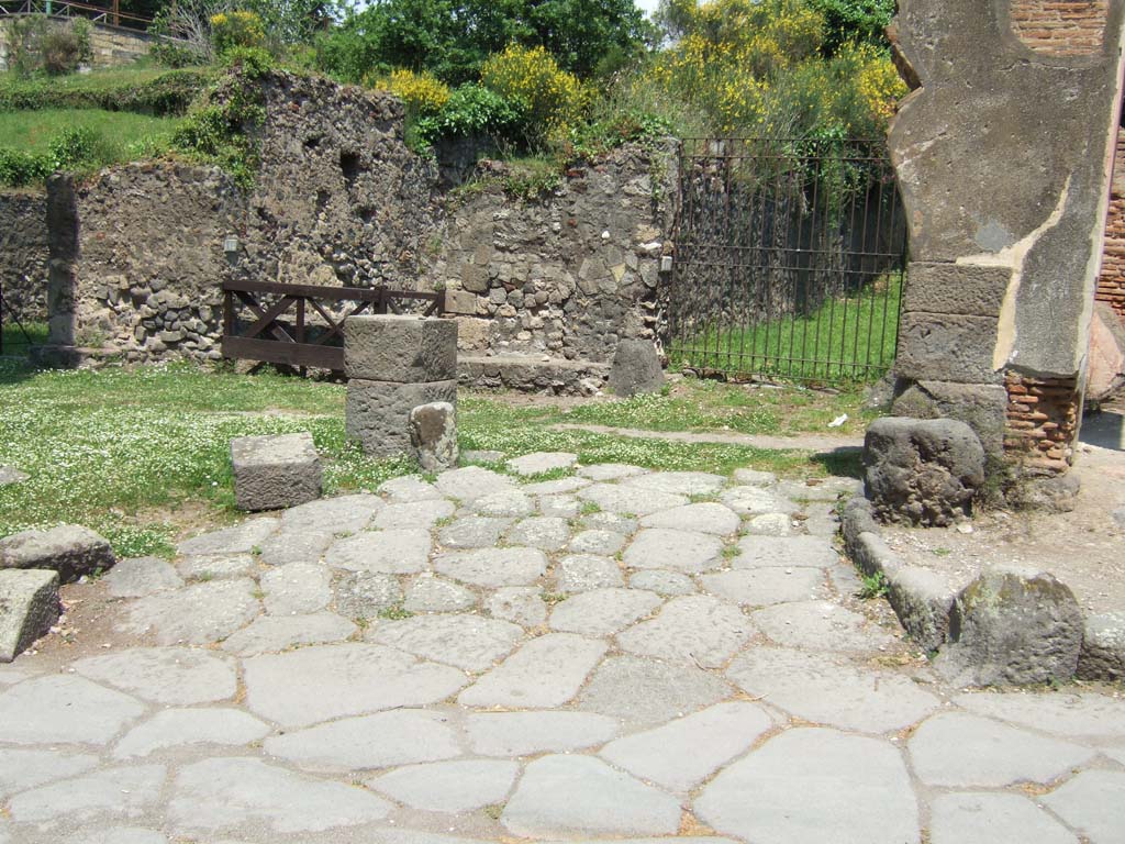 HGE15 Pompeii. May 2006. Ramp leading from Via dei Sepolcri to entrance.