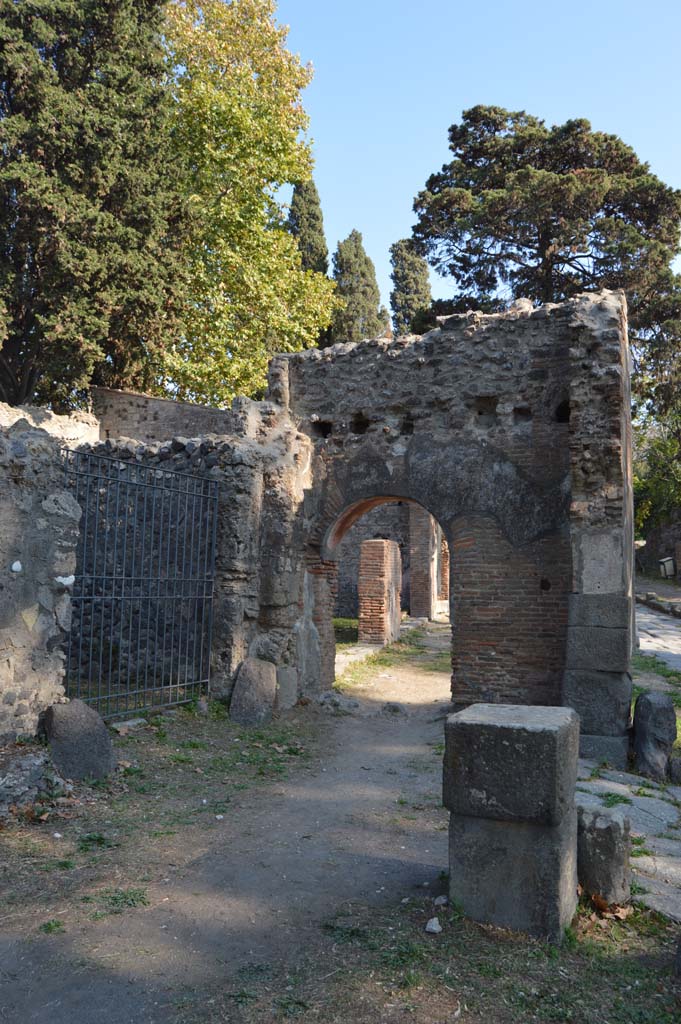 HGE15 Pompeii. October 2017. 
Entrance doorway, on left, looking south on Via dei Sepolcri.  
Foto Taylor Lauritsen, ERC Grant 681269 DÉCOR.

