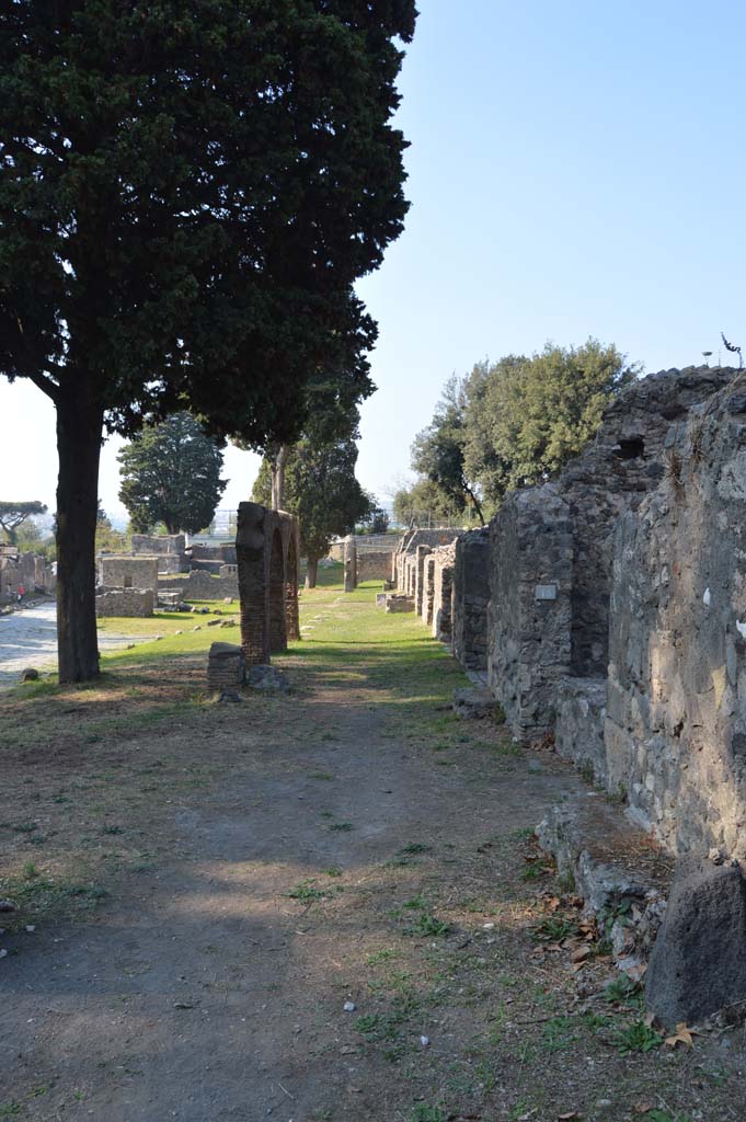 HGE16 Pompeii, on right, although marked with No.15. October 2017. 
Looking north on Via dei Sepolcri.
Foto Taylor Lauritsen, ERC Grant 681269 DÉCOR.
