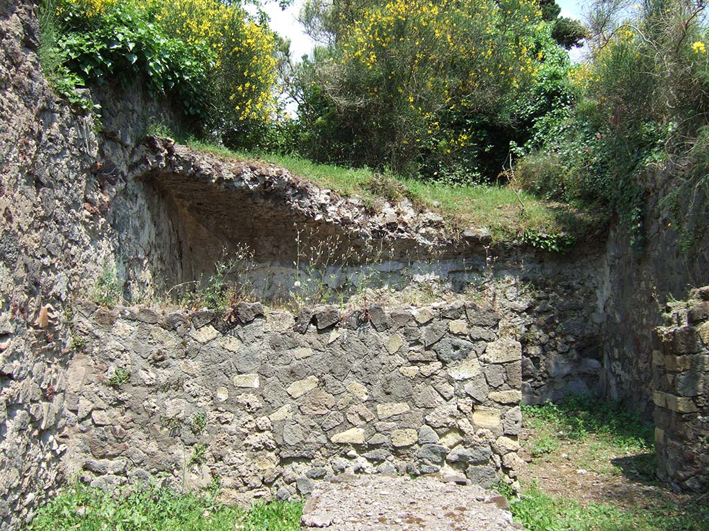 HGE16 Pompeii. May 2006. Doorway to rear room with vaulted ceiling.