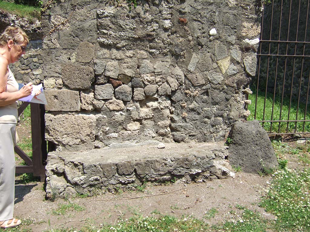 HGE16 Pompeii. May 2006. Bench outside, between HGE16 on left and HGE15 on right