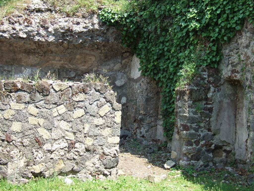 HGE17 Pompeii. May 2006. Doorway to rear room in east wall of shop.