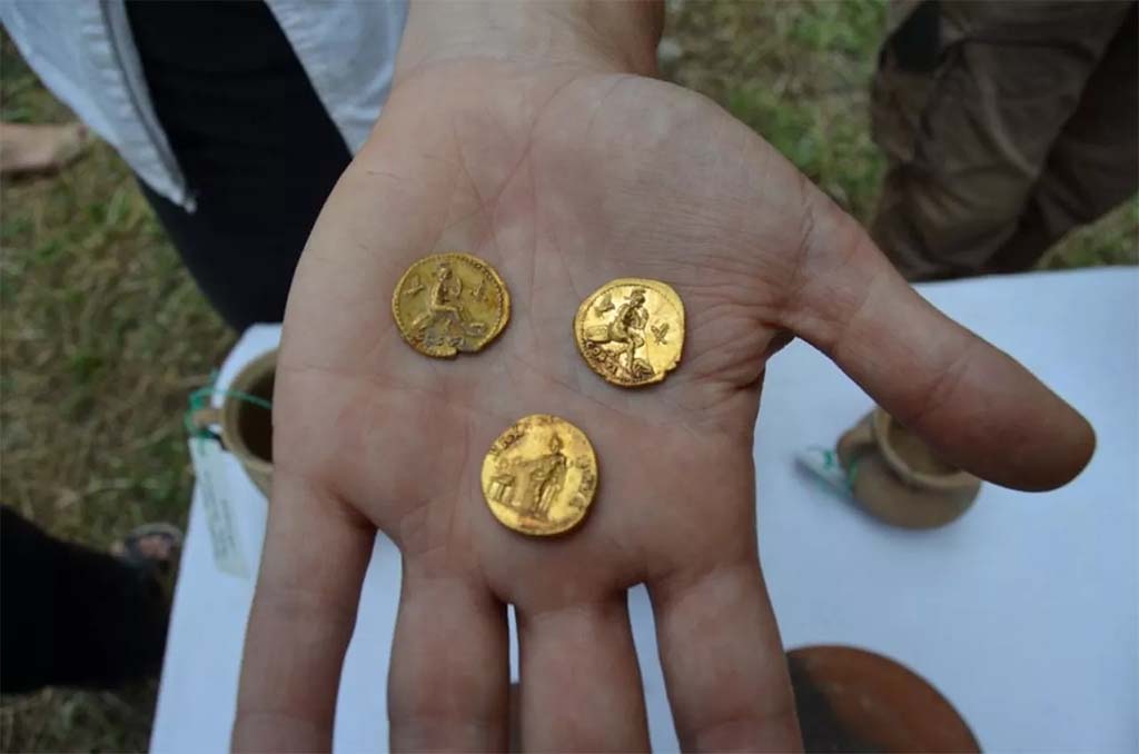 HGE20 Pompeii. June 2016. The three gold coins.

Le tre monete d'oro.

Photograph © Parco Archeologico di Pompei.

