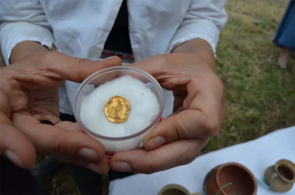 HGE20 Pompeii. June 2016. One of the three gold coins.

Una delle tre monete d'oro.

Photograph © Parco Archeologico di Pompei.

