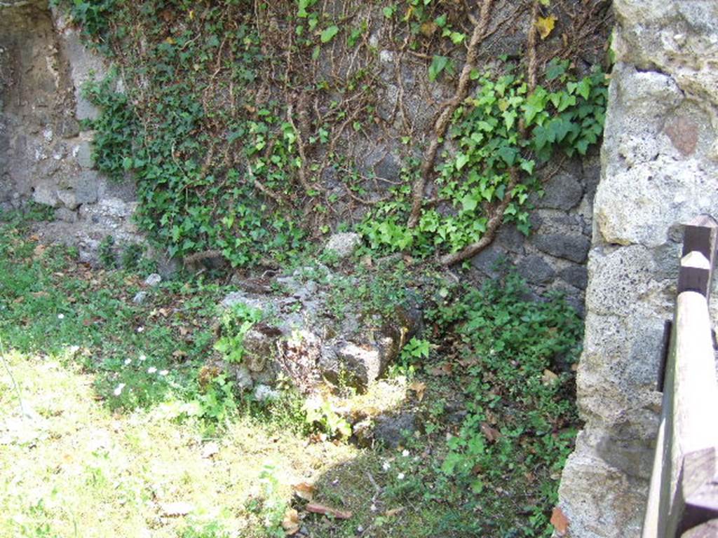 HGE20 Pompeii. May 2006. South-west corner on right of entrance doorway.