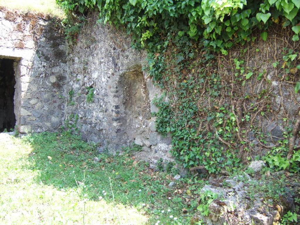 HGE20 Pompeii. May 2006. South wall with arched niche.