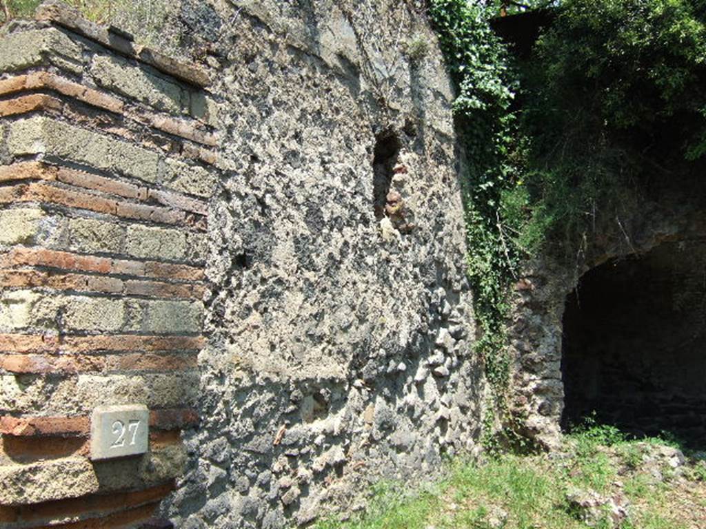 HGE27 Pompeii. May 2006. North wall of shop.
