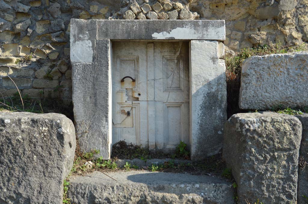 HGE34 Pompeii. October 2017. North side of tomb with marble door.
Foto Taylor Lauritsen, ERC Grant 681269 DÉCOR.
