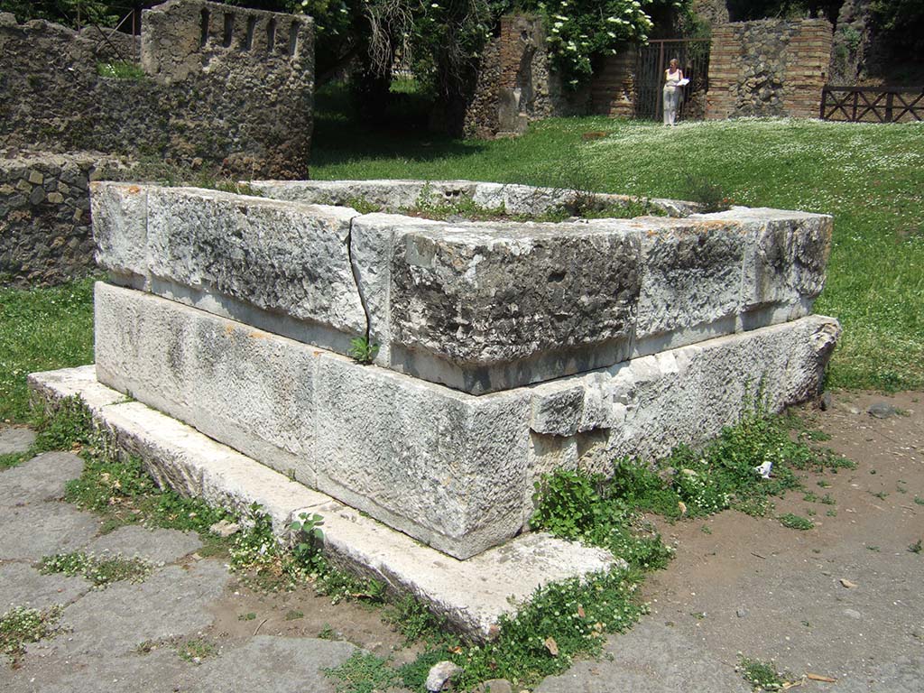 HGE35 Pompeii. May 2006. Looking north-east. According to Kockel, as there is no door this may be an altar style grave.
See Kockel V., 1983. Die Grabbauten vor dem Herkulaner Tor in Pompeji. Mainz: von Zabern. (p. 165-6).
