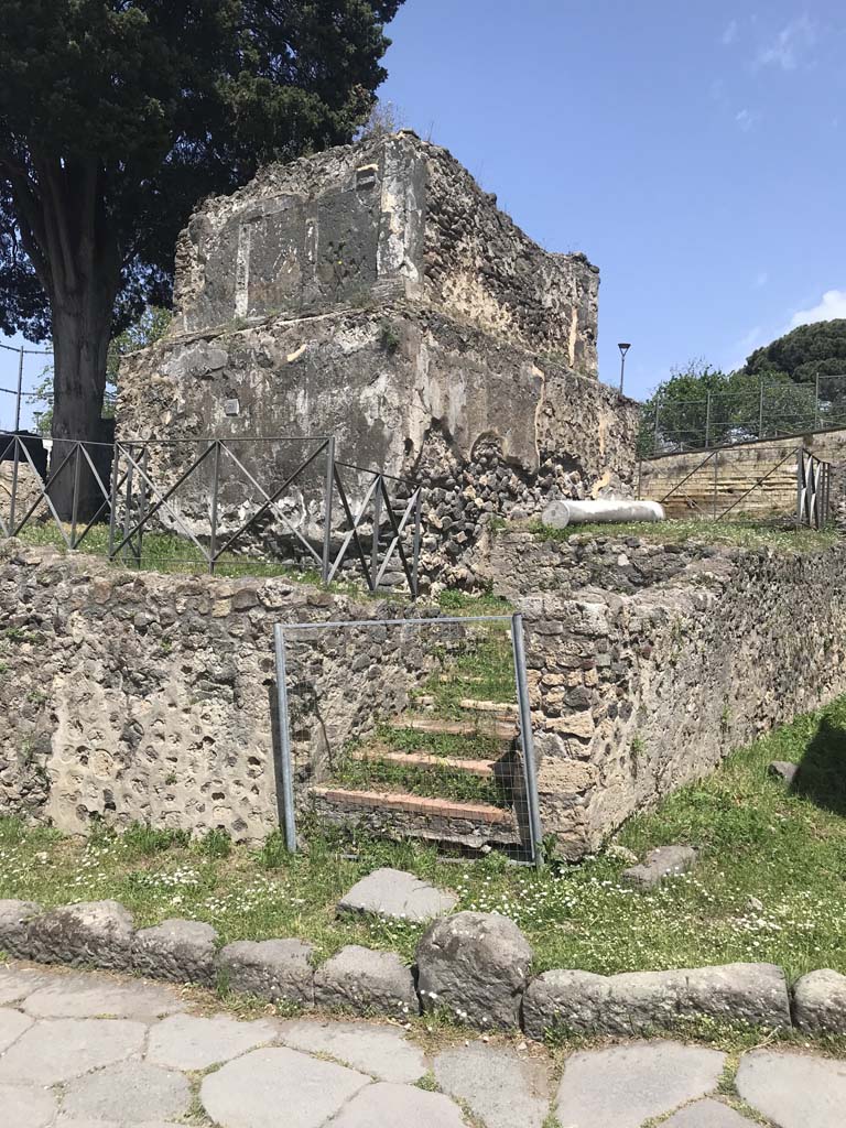 HGE38 Pompeii. April 2019. South and east sides of tomb on Via dei Sepolcri.
Photo courtesy of Rick Bauer.
