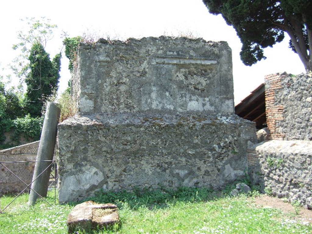 HGE38 Pompeii. May 2006. North side of tomb from HGE39A.