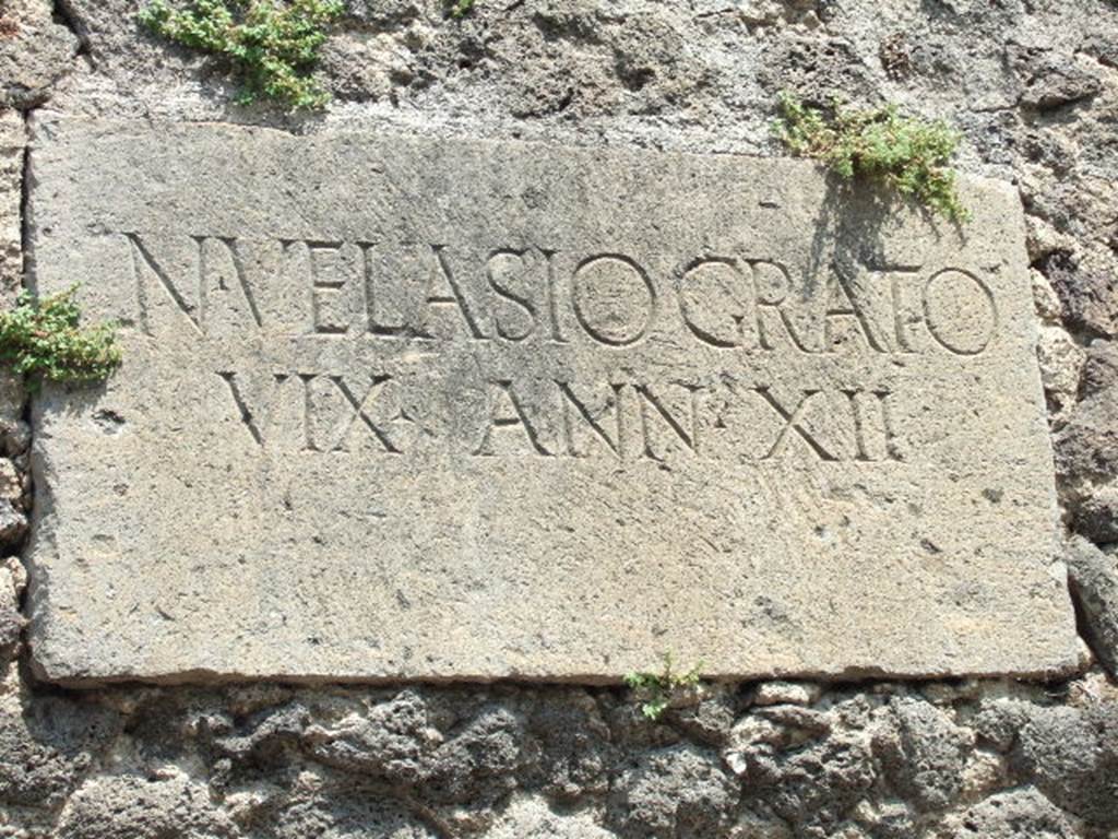 HGE41 Pompeii. May 2006. Tablet with inscription 
N. VELASIO GRATO 
VIX ANN XII.
According to Epigraphik-Datenbank Clauss/Slaby (See www.manfredclauss.de) this reads

N(umerio) Velasio Grato
vix(it) ann(os) XII       [CIL X 1041]

Mau translates this as “To the memory of Numerius Velasius Gratus, who lived twelve years”. See Mau, A., 1907, translated by Kelsey F. W. Pompeii: Its Life and Art. New York: Macmillan. (p. 425).