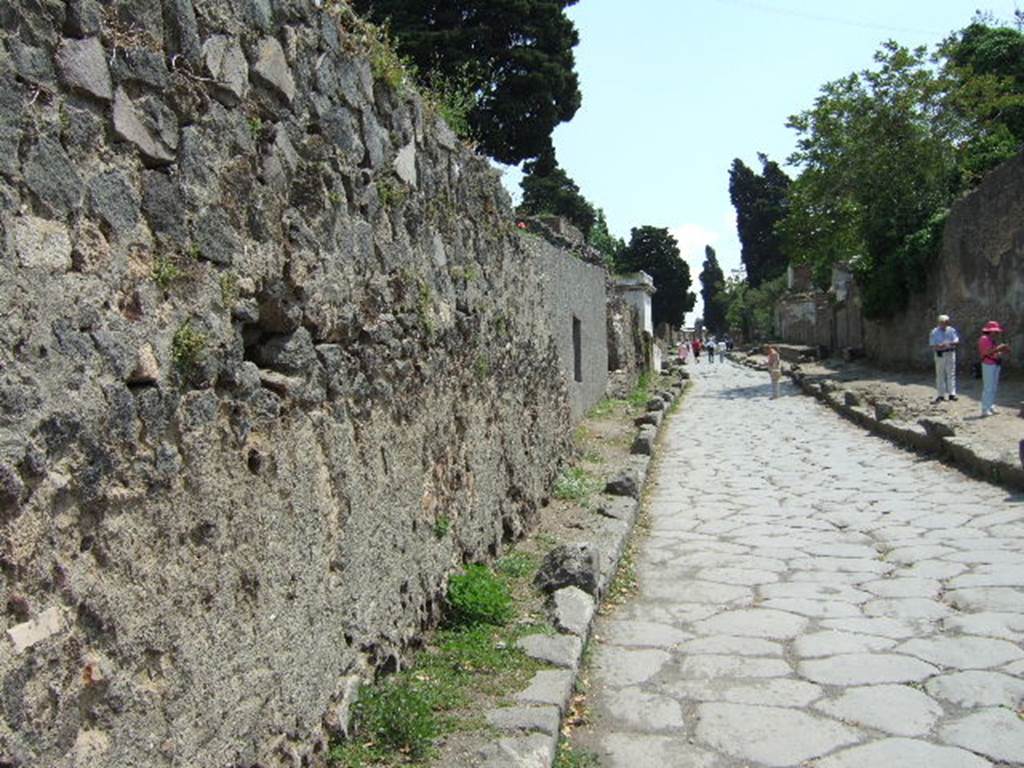 HGE42 Pompeii. May 2006. Retaining wall along Via dei Sepolcri.