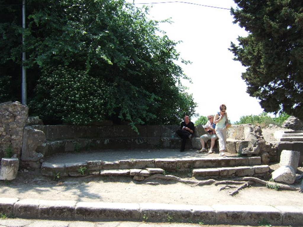 HGW02 Pompeii. May 2006. Looking west towards tomb.