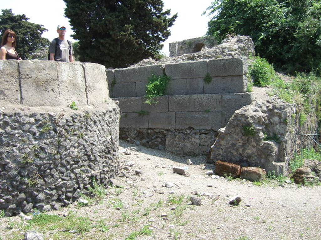 HGW04 Pompeii. May 2006. Rear of HGW04 looking south-east across enclosure separating HGW04 and HGW03, with HGW04a on right.
