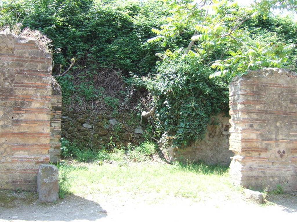 HGW09 Pompeii. May 2006. Looking west to entrance doorway.