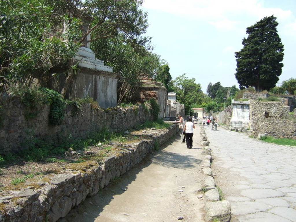 HGW16 Pompeii. May 2006. Looking north along Via dei Sepolcri, from near tomb.