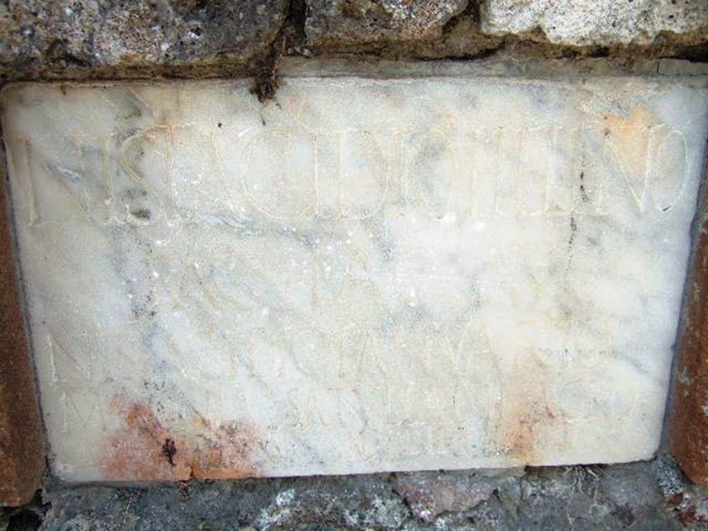 HGW21 Pompeii. May 2006. Marble plaque with Latin inscription to N Istacidius Helenus, N Istacidius Ianuarius and Mesonia Satulla.