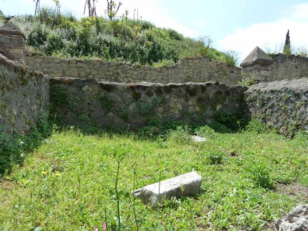 HGW21 Pompeii. May 2010. Looking west towards rear of tomb.