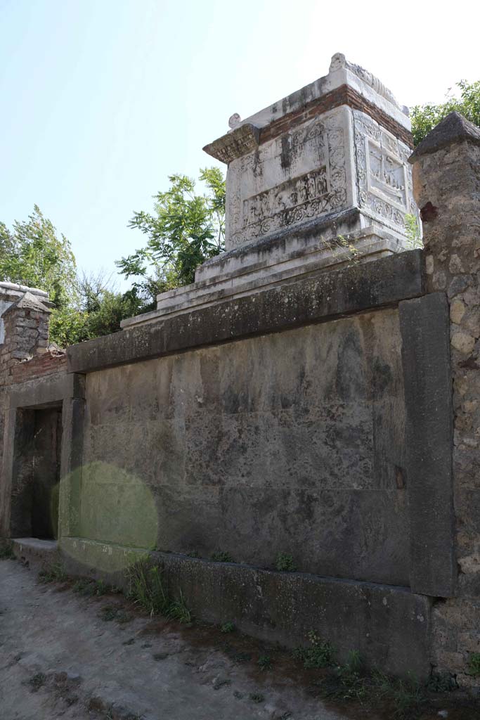 HGW22 Pompeii. September 2019. Front of tomb. Photo courtesy of Aude Durand.