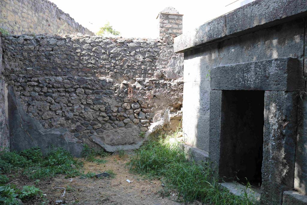 HGW22 Pompeii. September 2019. Entrance doorway to tomb chamber on west side of base. Photo courtesy of Aude Durand.

