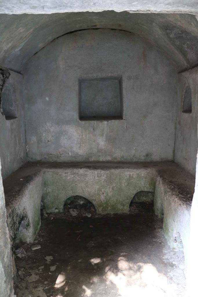 HGW22 Pompeii. September 2019. 
Looking east into tomb chamber from doorway. Photo courtesy of Aude Durand.

