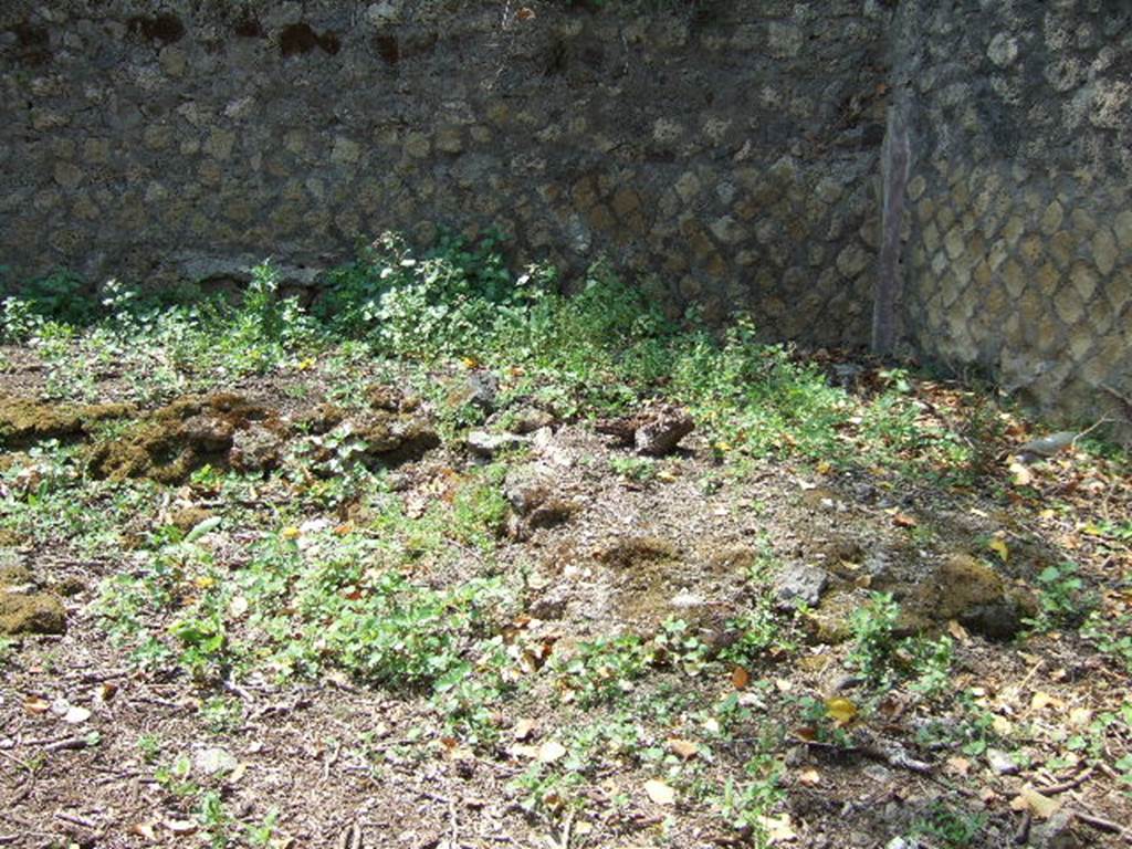 HGW23 Pompeii. May 2006. Remains of triclinium on in south-west corner.
