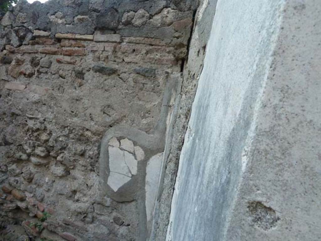 HGW25 Pompeii. September 2015. North wall and north-east corner of room with lararium.