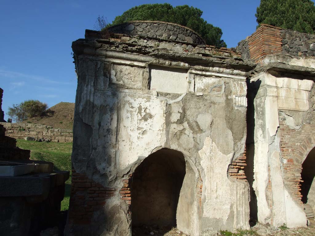 Pompeii Porta Nocera. December 2006. Tomb 4EN, south side. 