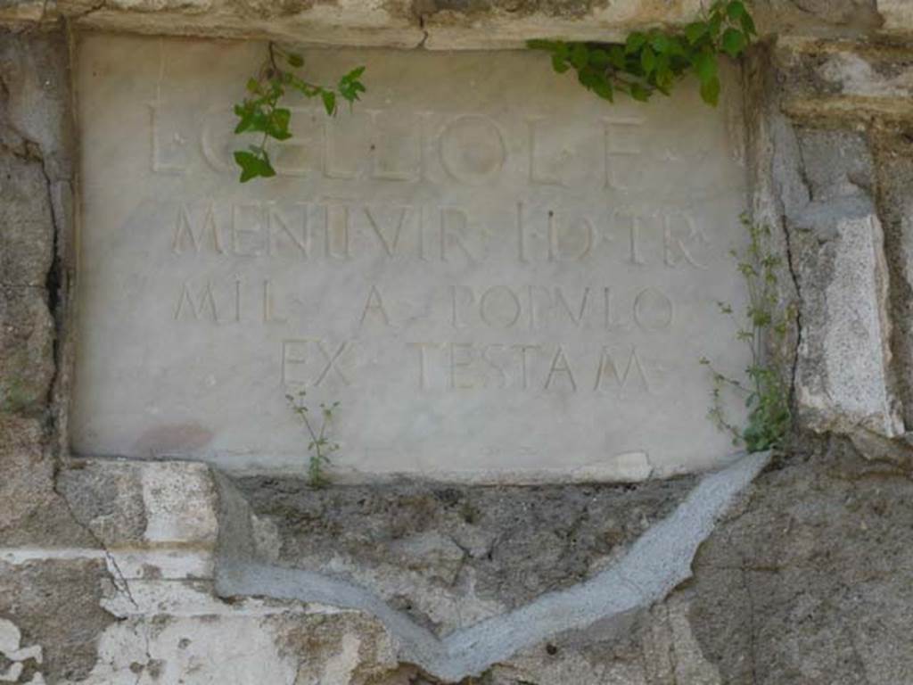 Pompeii Porta Nocera. May 2011. Tomb 4EN, marble plaque with Latin inscription:
Photo courtesy of Buzz Ferebee.
