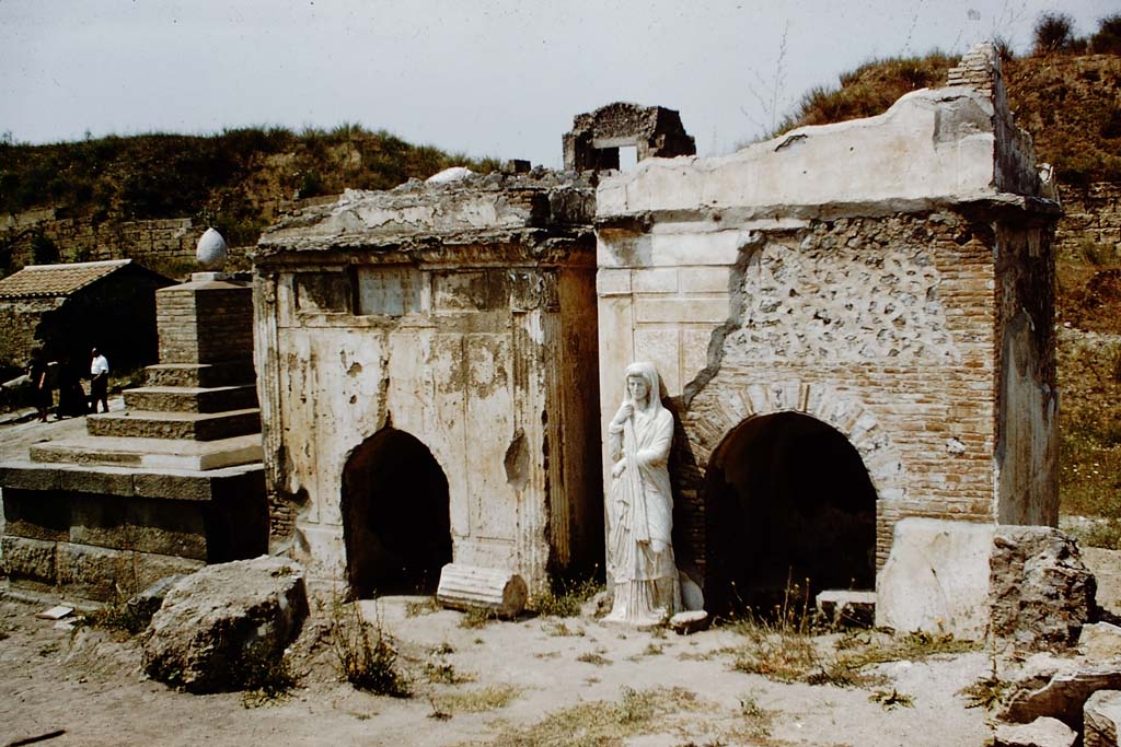 Pompeii Porta Nocera. 1959. Via delle Tombe, looking north to 2EN, 4EN, and 6EN with statue. Photo by Stanley A. Jashemski.
Source: The Wilhelmina and Stanley A. Jashemski archive in the University of Maryland Library, Special Collections (See collection page) and made available under the Creative Commons Attribution-Non Commercial License v.4. See Licence and use details.
J59f0467
